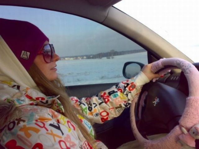 Russian Ladies and Cars (46 pics)