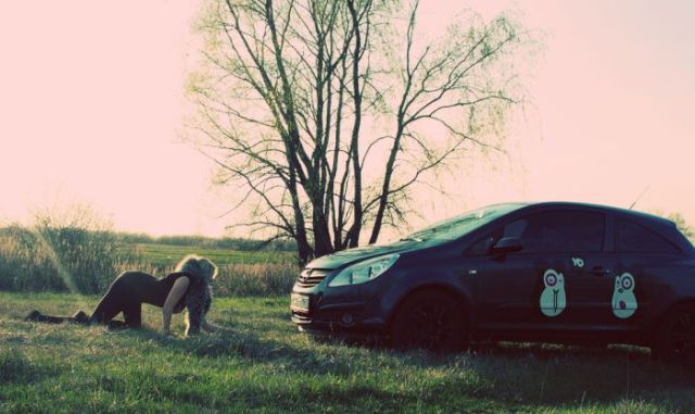 Russian Ladies and Cars (46 pics)