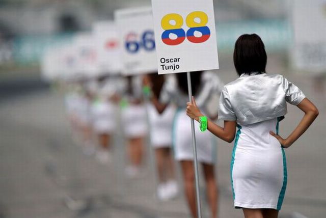 F-1 Sexy Pit Babes (57 pics)