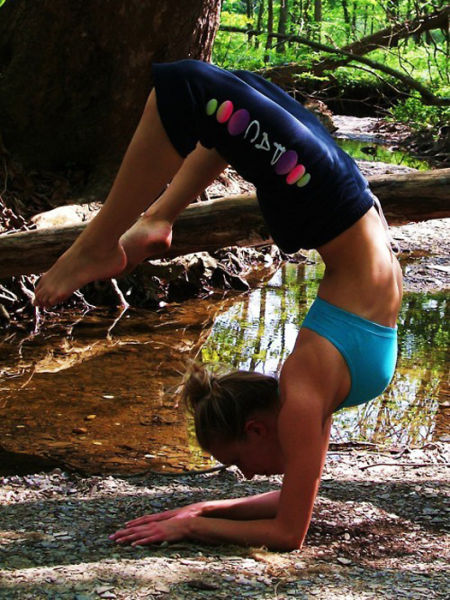 These Stretching Girls Will Raise Your… Mood!