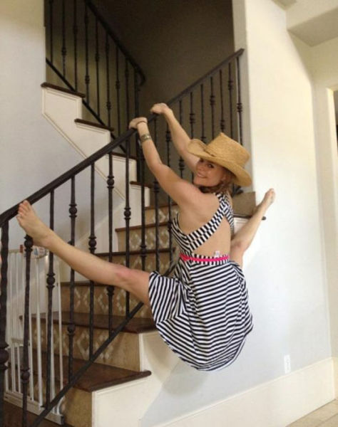 These Stretching Girls Will Raise Your… Mood!