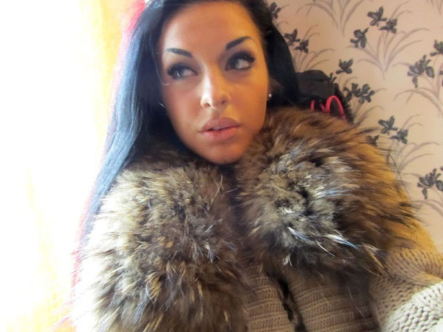 Angelina Jolie Lookalike Sizzles in Racy Photos