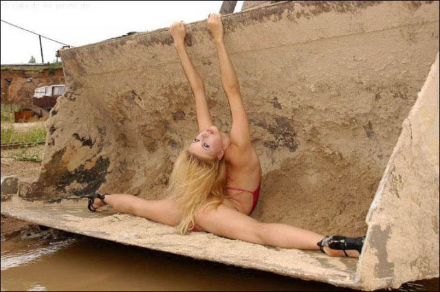This Bendable Blonde Contortionist Is Sex on Legs
