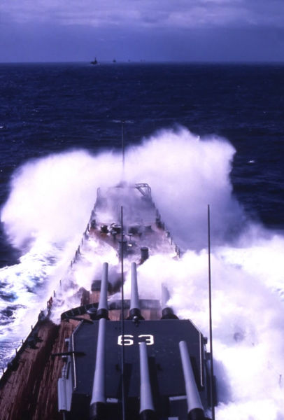 Great Photos of Navy Ships in the Middle of the Ocean
