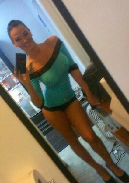 Sexy Selfies Are Women’s Gifts to Men