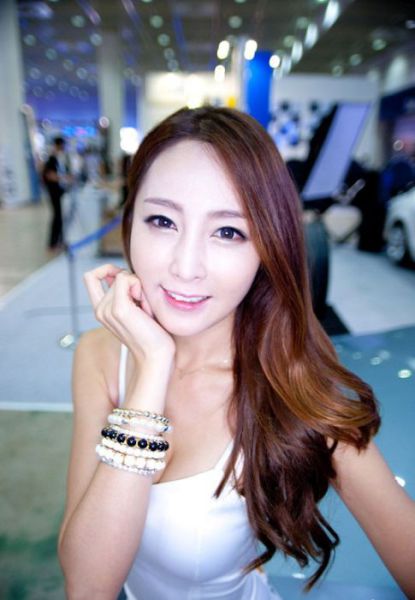 Gorgeous Girls Strut Their Stuff at the Seoul Auto Salon