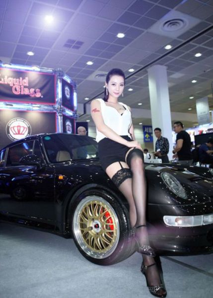 Gorgeous Girls Strut Their Stuff at the Seoul Auto Salon