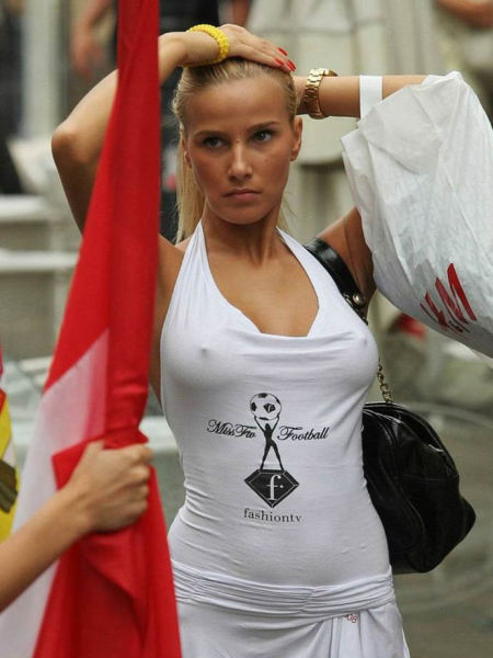 We Just Love It When Girls Go Braless