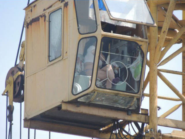 This Woman Finds a Surprising Solution to the Problem of No Air-conditioning at Work