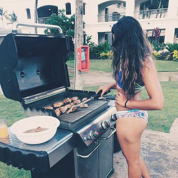 Some Hot Ladies Tuck into Some BBQ