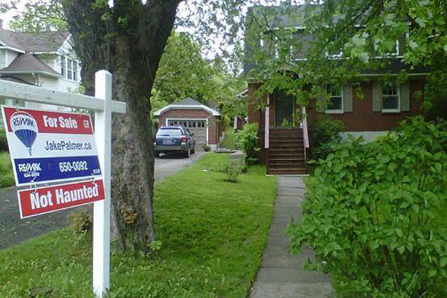 Funny Yard Signs That Are Impossible Not To Notice