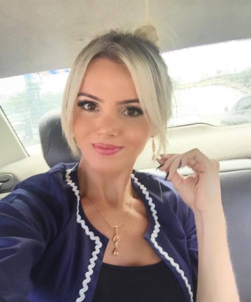 Would You Like To Hook Up With This Chick?