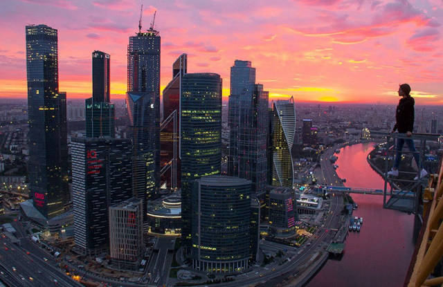 Rooftopper Girl Risks Her Life To Take Impressive Shots