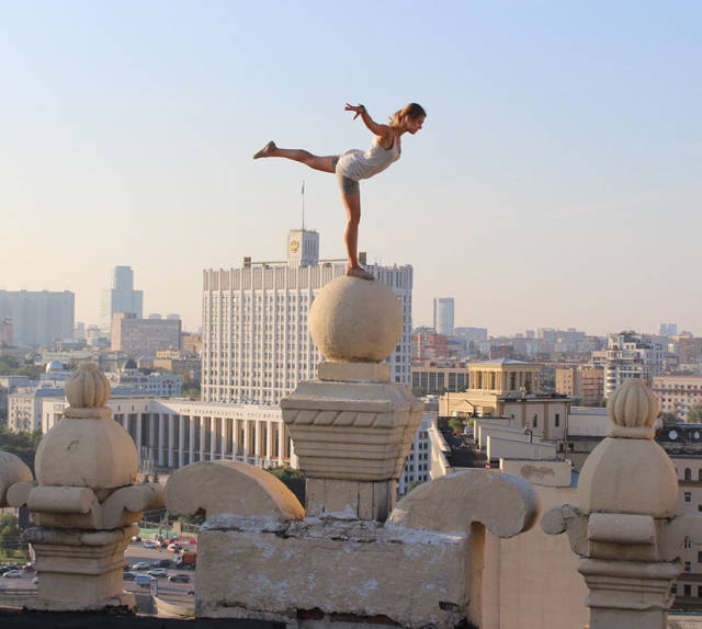 Rooftopper Girl Risks Her Life To Take Impressive Shots