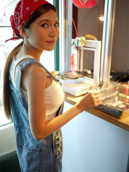 SexyCyborg Is A Tech Savvy Stunner From China
