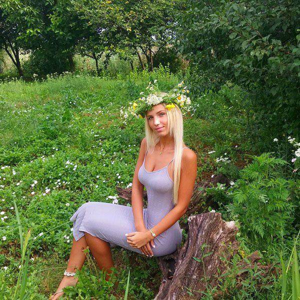 Lookout Boys…Here Come the Babes in Tight Dresses