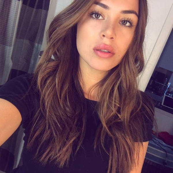 There Are Beautiful Girls Here