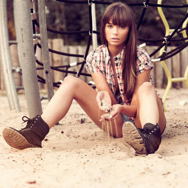 There Are Beautiful Girls Here