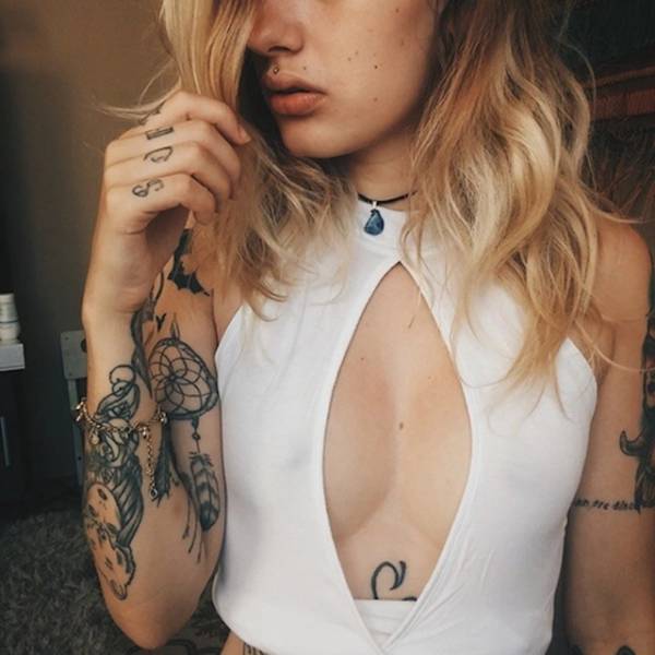 Braless Girls Let Their Boobs Hang Free