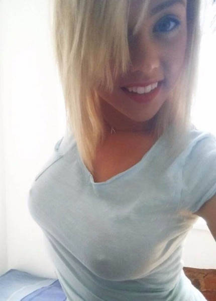 Braless Girls Let Their Boobs Hang Free