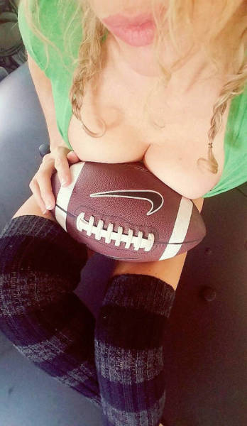 Braless Girls Let Their Boobs Hang Free